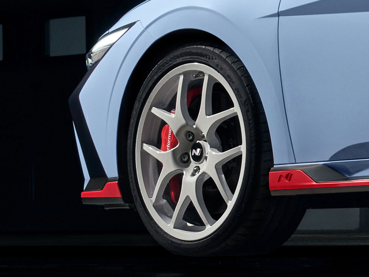 아반떼 N TCR 에디션의 각도 조절식 브라켓 사진